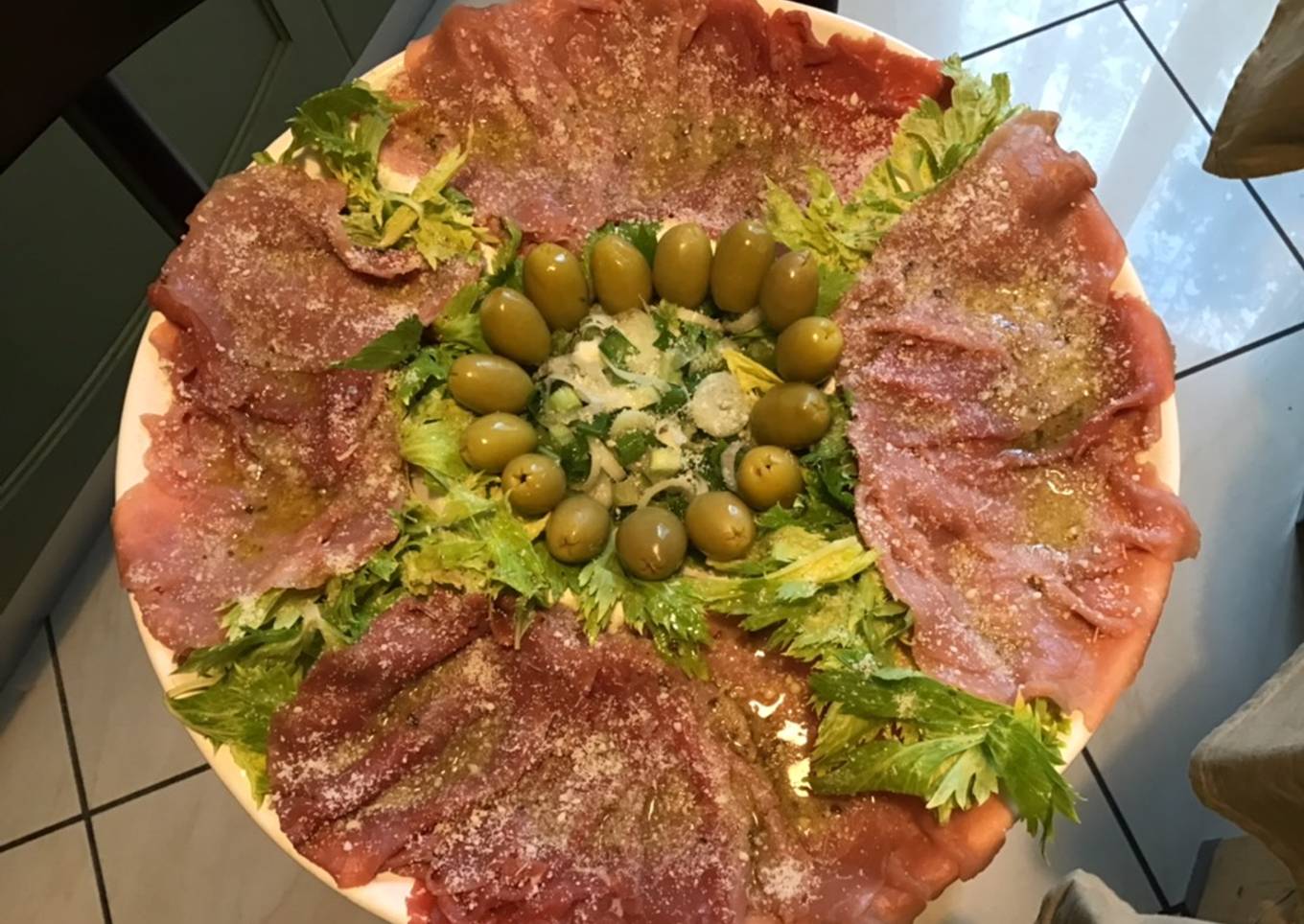 Carpaccio de boeuf au céleri,parmesan,olives et oignons rouges nouveaux
