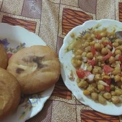 A picture of Chole kulche.