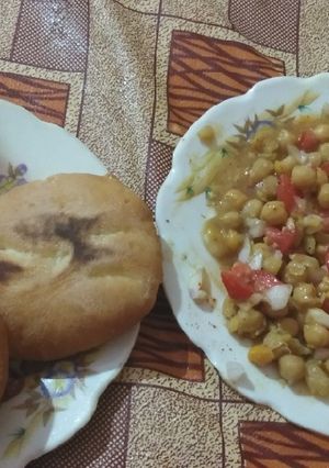 A picture of Chole kulche.