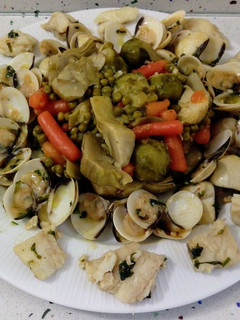 Una foto de Almejas y bacalao salteados con verduras