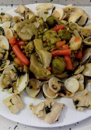 Una foto de Almejas y bacalao salteados con verduras