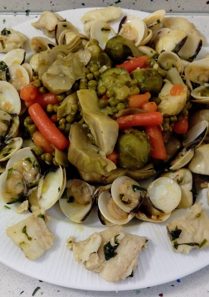 Una foto de Almejas y bacalao salteados con verduras