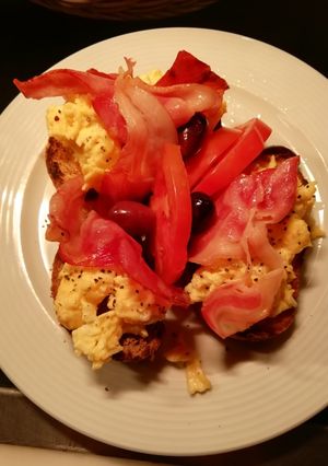 Φωτογραφία της συνταγής Αυγά scrambled σε φρυγανισμένο ψωμί ♠️💜