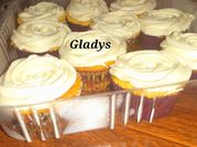 Una foto de cupcake con chantilly