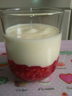 Una foto de Vasito de frambuesas y yogur natural