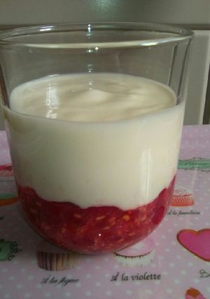 Una foto de Vasito de frambuesas y yogur natural