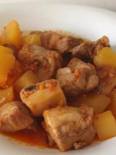 Una foto de Costillejas de cerdo a la cerveza con sobrasada