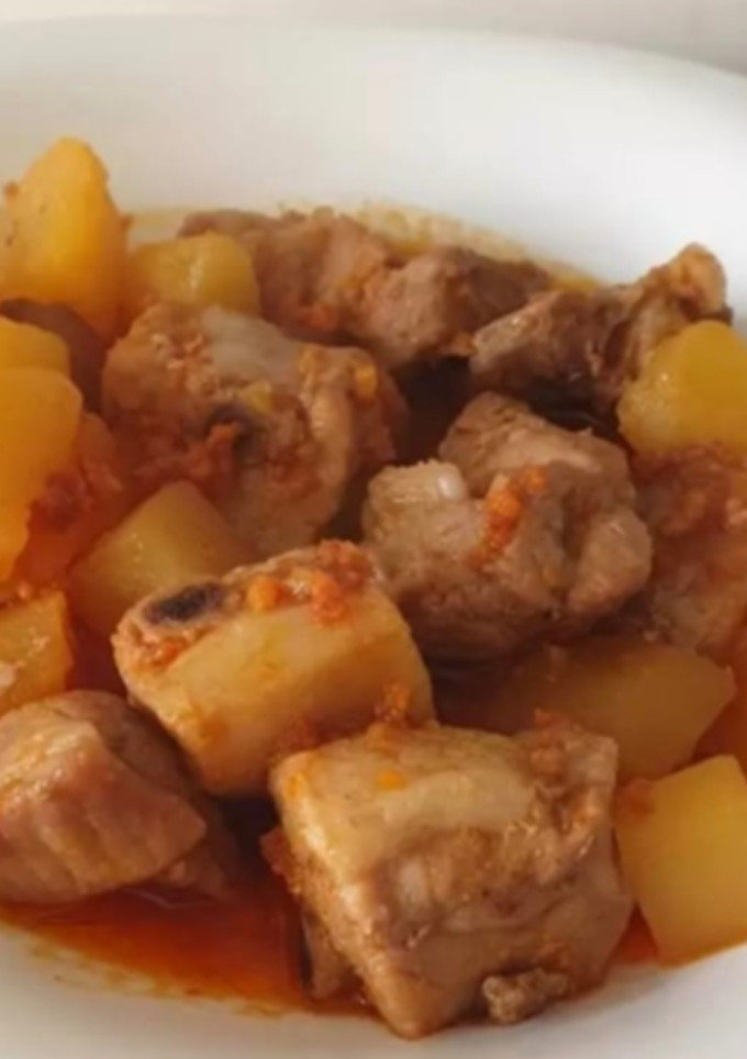 Una foto de Costillejas de cerdo a la cerveza con sobrasada