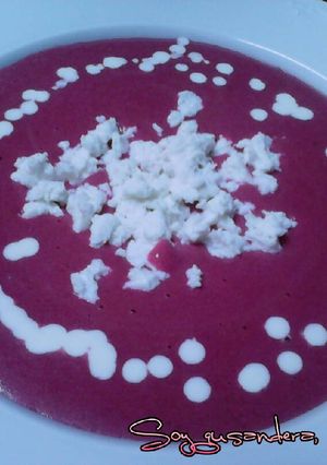 Una foto de Crema de remolacha con queso rulo de cabra y nata