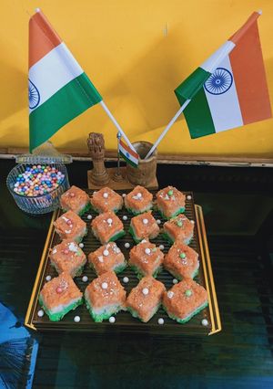 तिरगां कोकोनट बर्फी (Tiranga Coconut Barfi recipe in Hindi) रेसिपी मुख्य फोटो