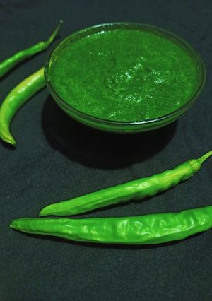 हरे धनिए की चटनी (hare dhaniye ki chutney recipe in Hindi) रेसिपी मुख्य फोटो