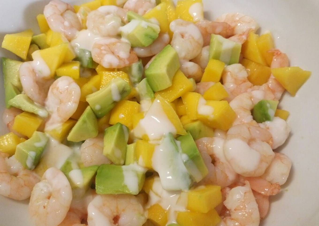 Salad with mango, avocado and shrimp