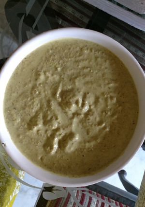 A picture of Green chilli sauce.