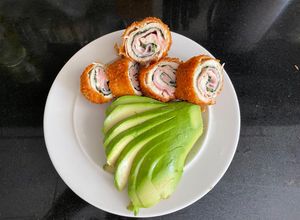Una foto de Enrollado de pollo con jamón y queso