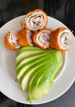 Una foto de Enrollado de pollo con jamón y queso