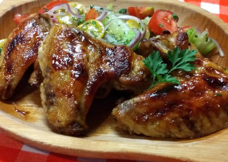 Csirkeszárny paradicsom salátával (Low carb)