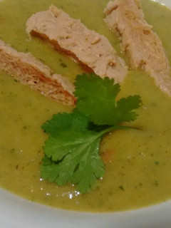 Una foto de Crema de verduras, soja texturizada, cilantro y perejil enriquecida con Agua de Mar