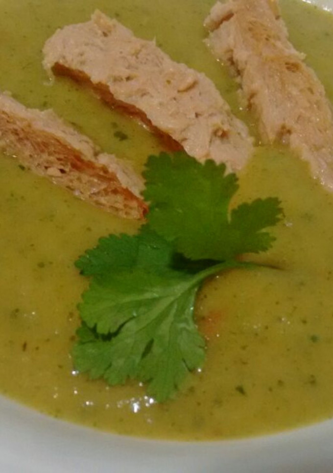 Una foto de Crema de verduras, soja texturizada, cilantro y perejil enriquecida con Agua de Mar