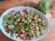 Una foto de ensalada de tomates con choclo