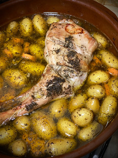 Una foto de Pierna de Cabrito al horno con patatas y zanahoria
