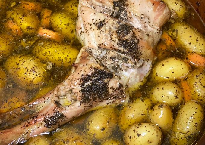 Pierna de Cabrito al horno con patatas y zanahoria Receta de ByTommy-  Cookpad