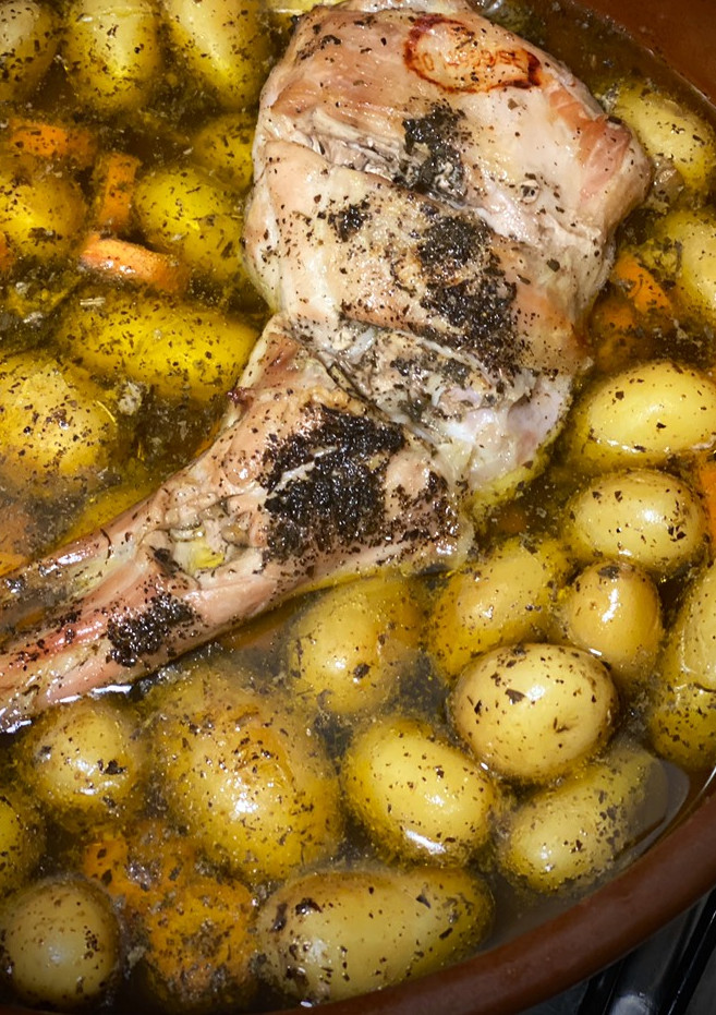 Una foto de Pierna de Cabrito al horno con patatas y zanahoria