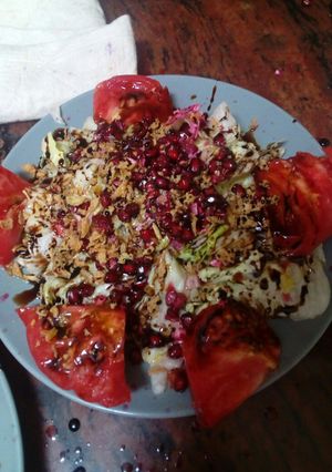 Una foto de Ensalada de tomate y magrana