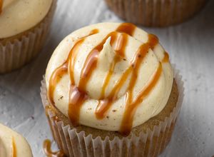 Hình của món Cupcake Chuối & Phô Mai Kem vị Quế - Banana Cupcakes with Cinnamon Cream Cheese Frosting.