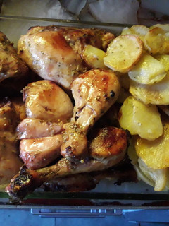 Una foto de Pollo al horno con papas