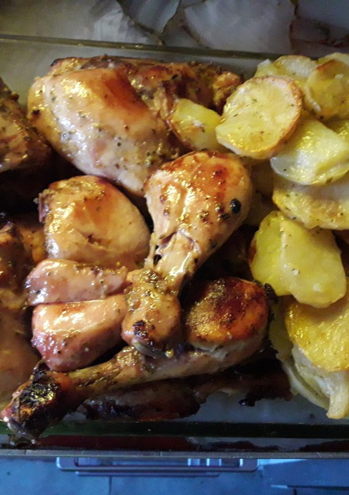 Una foto de Pollo al horno con papas