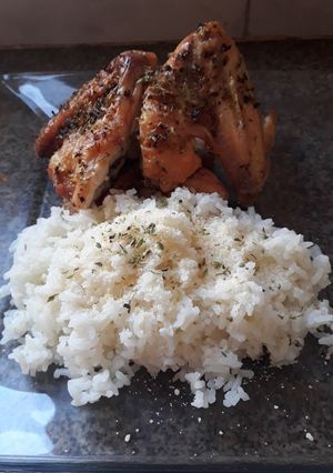 Una foto de Alitas al horno con arroz☺😋