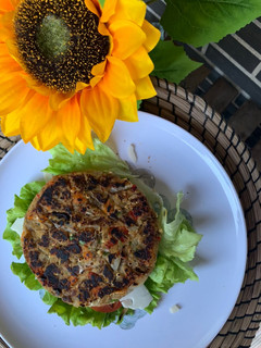 Una foto de Burger vegana de berenjena asada