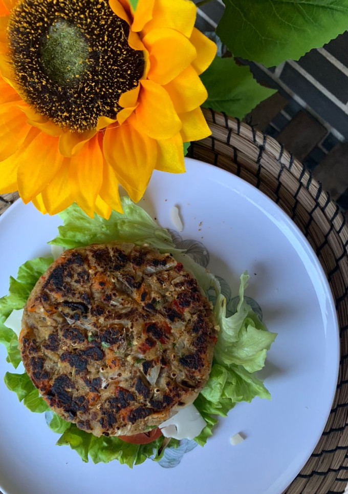 Una foto de Burger vegana de berenjena asada