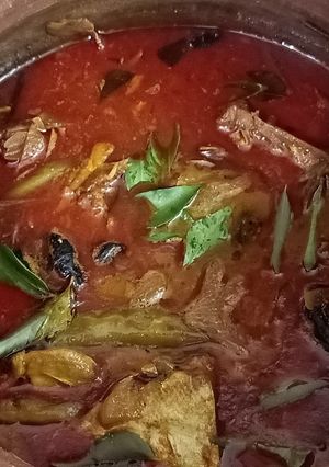 A picture of Toddy shop style fish curry.