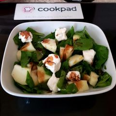 A picture of My Apple,Spinach, Goats Cheese Salad & Apple Balsamic Vinegar 😍.
