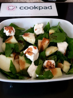 A picture of My Apple,Spinach, Goats Cheese Salad & Apple Balsamic Vinegar 😍.