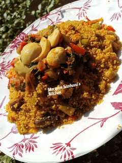 Fried couscous with spinach and egg sauce ainihin hoton girkin