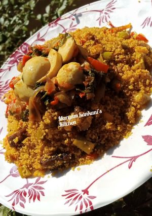 Fried couscous with spinach and egg sauce ainihin hoton girkin