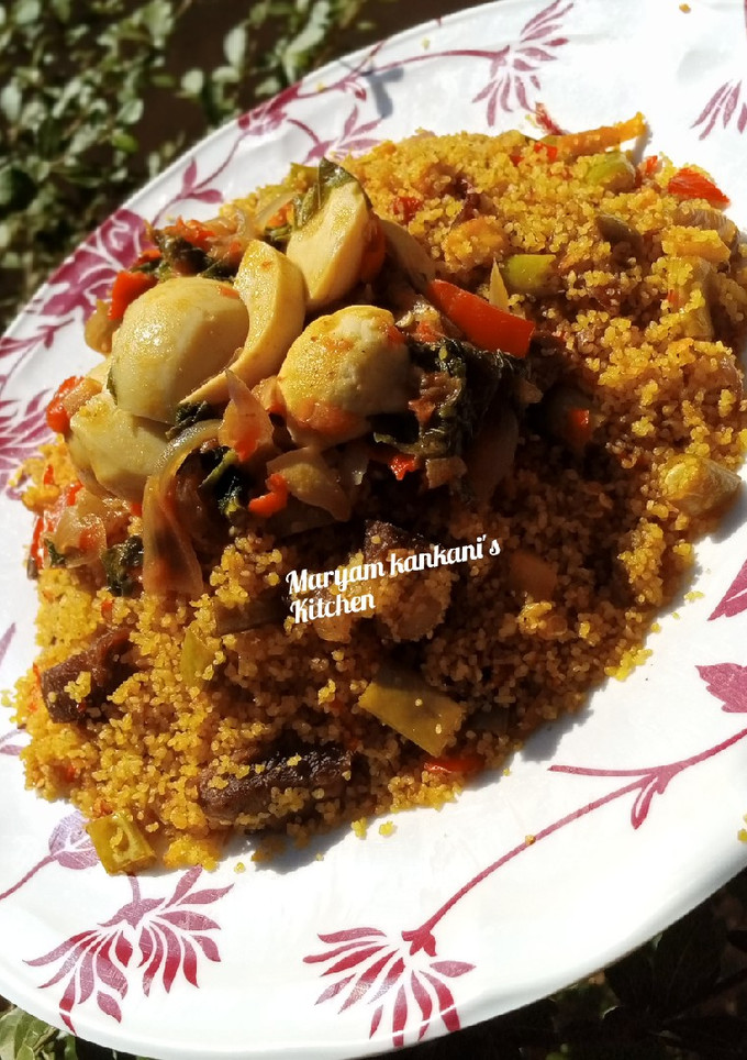 Fried couscous with spinach and egg sauce ainihin hoton girkin