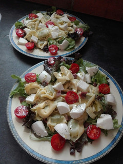 Una foto de Ensalada de tortellinis y mozzarella