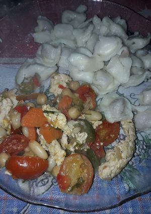 Una foto de Pasta con aderezo de verduras y pollo
