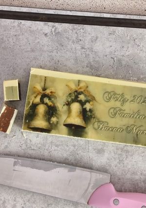 Una foto de Turrón relleno de chocolate con caramelo salado