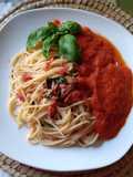 Espaguetis con tomate, pepperoni y albahaca