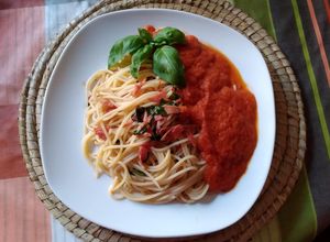 Foto principal de Espaguetis con tomate, pepperoni y albahaca