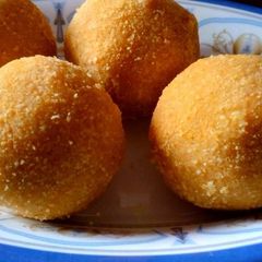 A picture of Besan ke ladoo.