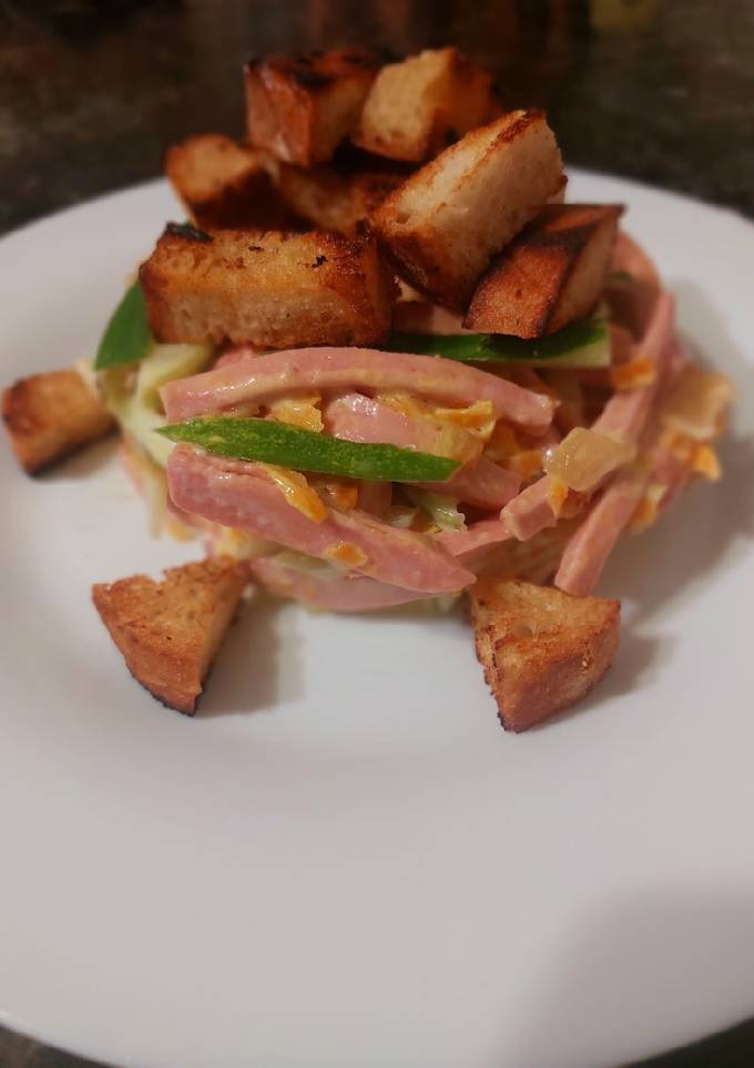 Салат з вареними сосисками та крутонами