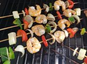 Una foto de brochetas de carne molida