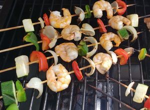 Una foto de Brochetas de langostinos