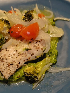 Una foto de Merluza al horno con verduritas y salsa de espinacas