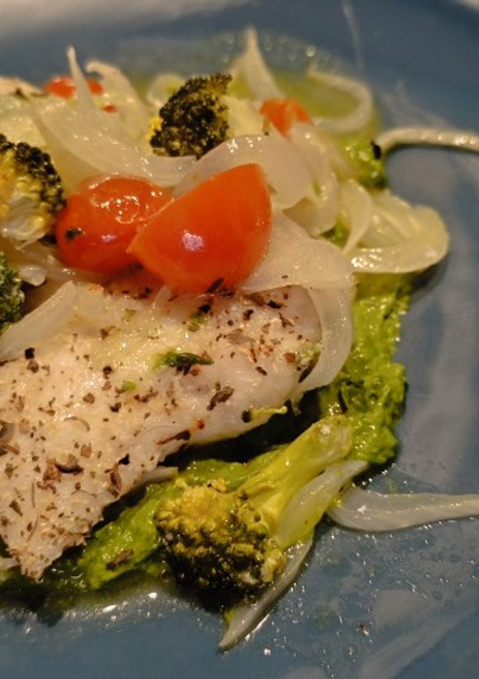 Una foto de Merluza al horno con verduritas y salsa de espinacas